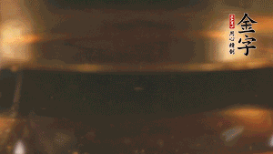 冷水下鍋，加入牛仔骨、姜片焯水備用。