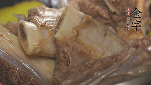 鍋中加熱適量油，加入姜和牛仔骨炒至外表呈金棕色。