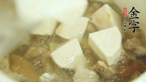 加入適量清水、黃酒燉開后，小火煮1小時(shí)即可。