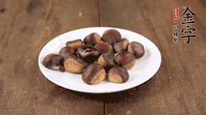 當季板栗剝去外殼和皮。