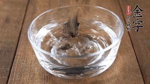 黑木耳泡發(fā)備用。