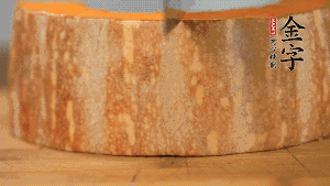 南瓜去皮洗凈后，切成規(guī)則的長方形。