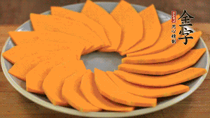 秋葵、南瓜交叉擺在盤中，然后香腸片置于上面，擺成花環(huán)狀。