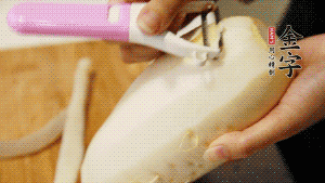 蘿卜去皮，切成絲。（如果用擦菜板，不能選擦成太碎的）