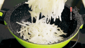 鍋加油至5成熱，放香腸粒、臘肉粒翻炒，等脂肪變透明后，加香菇、瑤柱、蝦米，放適量冰糖、胡椒粉、鹽炒至香味溢出。