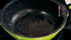 盆中放入炒好的蘿卜絲、香腸等食材，加粘米粉、澄粉，一邊倒香菇水，一遍攪拌成稀糊狀。（加入少量的澄粉可以讓蘿卜糕質地柔軟又充滿彈性，而且還可以增加成品的透明感。 ）