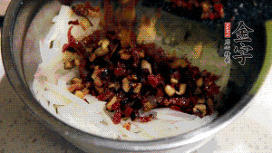 在蒸盤中鋪上油紙，鋪好食材后壓一壓，蒸箱中蒸30分鐘即可。（蒸好的蘿卜糕切成厚片，用少量油煎一下，撒點蔥花口味更好。）