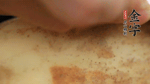 金字香腸切片，藕去皮切薄片備用。