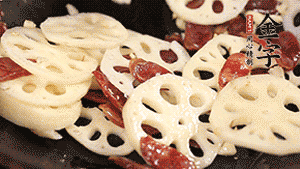 依次下香腸片、藕片翻炒均勻，加適量清水燜熟。