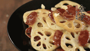 出鍋前加少許鹽調(diào)味，撒上蔥花即可。