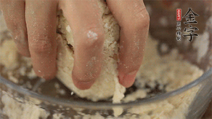 揉勻成光滑的面團(tuán)后，醒發(fā)半小時(shí)。