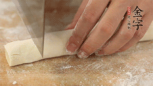 均勻切段后搓成長(zhǎng)條狀，繞到香腸上，以紅豆點(diǎn)綴眼睛。