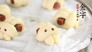 上鍋大火蒸20分鐘后，關(guān)火燜5分鐘就可以了。