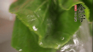 小青菜從根部掰開(kāi)，分別洗凈。