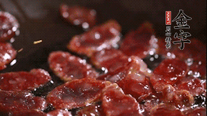 鍋中油7成熱時(shí)，香腸片翻炒均勻，然后依順序加胡蘿卜絲、小青菜、面條。