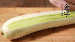 絲瓜去皮，切成1cm厚的小圈。