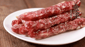 金字香腸切成薄片。