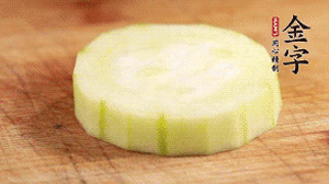 將香腸片鋪到絲瓜圈上。