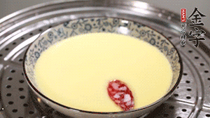 將香腸片均勻鋪上，繼續(xù)蒸6分鐘。