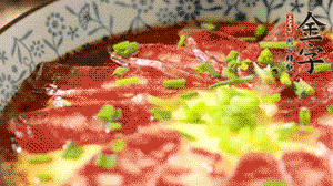 出鍋前淋上少許生抽、香油調(diào)味，撒上蔥花就可以了。