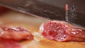 金字香腸蒸或煮至7成熟，切成片備用。