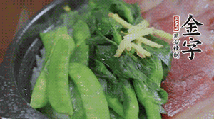 燜好的米飯開蓋，放入菜心、荷蘭豆，澆上調(diào)味汁拌勻。