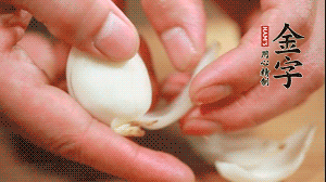 鮮百合花瓣剝成片。