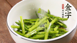 將調(diào)料放入準(zhǔn)備好的食材中，攪拌均勻。