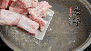 剁成塊狀的排骨洗凈，放入沸騰的鍋中，加姜片汆燙，2分鐘后撈出備用。
