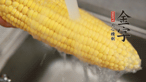 蓮藕切塊、玉米切段、荸薺削皮。