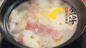 出鍋前加適量鹽調(diào)味，撒香菜點(diǎn)綴就可以啦。