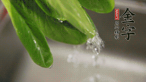 燒一鍋開水，滴一點(diǎn)油，水開后汆燙青菜至斷生即可。