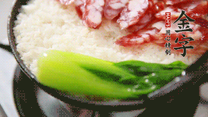 5分鐘后，在鍋邊用勺子淋一圈少少的油。打雞蛋，放青菜，把調(diào)好的醬汁倒入。（在米飯周圍用小勺沿著鍋邊淋上一圈油，是為了吃到地道的鍋巴。這個(gè)過程可以稍微轉(zhuǎn)動(dòng)下鍋，使四壁受熱均勻。）