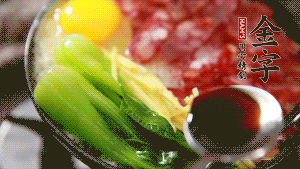 小火繼續(xù)燜，聞到米飯焦香關(guān)火繼續(xù)燜2分鐘。（微微的火力讓米飯和香腸融為一體，滋味互相滲透，又不至于讓米飯成熟太快而導(dǎo)致煳底。）