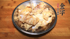 筍干冷水泡發(fā)至軟，切成小段，生姜切成片備用。