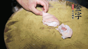 新鮮豬蹄切成塊狀，冷水入鍋，加姜片、黃酒汆燙3分鐘，出鍋后洗凈。（要先將豬蹄的蹄甲和毛處理干凈，如果有毛扎扎的感覺(jué)，非常影響口感。大火燒開(kāi)后，撇去血沫，要多撇幾遍至干凈，這樣才可使湯色更鮮亮、清淡不油膩。）