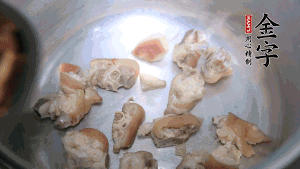 將汆燙好的豬蹄塊、蹄片 、筍段、姜片放入鍋中，放黃酒調(diào)味。