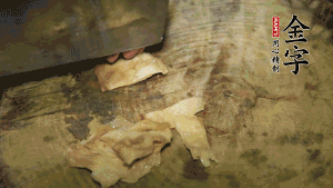 加適量溫水淹沒(méi)食材，大火燉至水沸后再小火慢燉1小時(shí)，出鍋前10分鐘加枸杞。（焯過(guò)水后的豬蹄不應(yīng)再用涼水，用溫水燉煮更容易軟爛。也可以用高壓鍋或者有煲湯功能的電飯煲，省時(shí)又便于入味。）