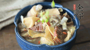 加翠綠的蔥花點(diǎn)綴一下就可以啦。