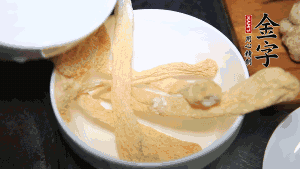 竹蓀淡鹽水泡發(fā)后，剪去菌蓋頭（封閉的一端），切成小段。生姜切片，蔥切段備用。