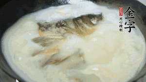 然后加竹蓀段、姜片、枸杞、火腿片，以少量鹽、黃酒調(diào)味，大火燉煮10分鐘。