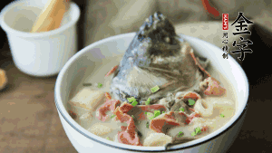 出鍋前可以撒上少許蔥花點(diǎn)綴。