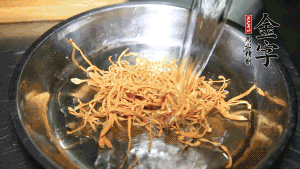 蟲草花用涼水浸泡10分鐘，干香菇溫水泡發(fā)至軟去蒂備用。蓮子、紅棗也可一同清洗干凈。
