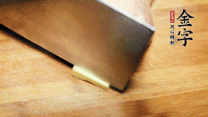 將雞、生姜片、火腿片放入砂鍋中，注入清水淹沒雞身。（燉湯最適宜冷水下鍋，隨著水溫的慢慢升高，原料會(huì)充分釋放出營養(yǎng)。）