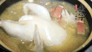 煮沸時(shí)加入蟲草花、香菇、紅棗，以料酒調(diào)味繼續(xù)小火燉煮1小時(shí)左右。