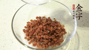 【月餅餡】2．火腿丁、白砂糖、蜂蜜攪拌腌漬2小時(shí)。