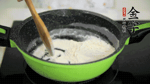 【月餅餡】3．把面粉放入干凈的炒鍋，小火加熱不斷翻炒，至呈微黃色熟透。在腌漬好的火腿丁中加熟面粉，拌勻后，加黃油拌勻揉搓成12個(gè)小球，放冰箱冷藏備用。