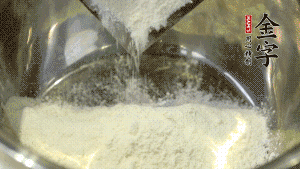 【油皮】1．將油皮材料放入料盆中，緩緩加100ml水，攪拌成雪花片狀。在案板上反復(fù)揉搓成有一定筋度的光潔面團(tuán)，搓成12個(gè)團(tuán)子。