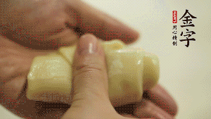 【包月餅】1．面劑兩頭向中間捏緊， 把光滑一面向下，按扁后搟成圓形面皮。餡料放在面皮中心，把餡料包緊，捏緊收口。