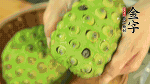 從蓮蓬中取出新鮮蓮子，剝?nèi)ネ鈿ず螅傩⌒膭內(nèi)グ咨∧?。（剝掉白色薄膜的蓮子口感上會更嫩，入口更顯清甜）